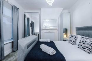 OldTrafford - Sleeps 6 - Free Parking - Free Wifi Vacation rental in Stretford