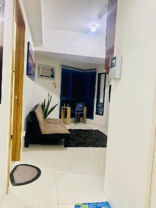 10 staycation infront us embasy w/pay parking' Vacation rental in Manila City