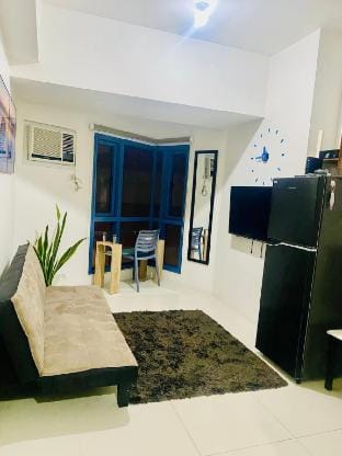 10 staycation infront us embasy w/pay parking' Vacation rental in Manila City