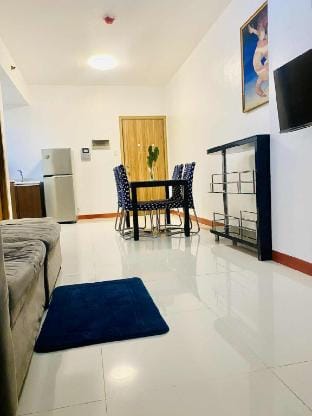 staycation  infront us embassy 1br w pay parking Vacation rental in Manila City