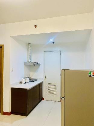 staycation  infront us embassy 1br w pay parking Vacation rental in Manila City