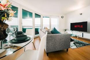 -15% LUX Riverside Flat in Canary Wharf w/ Balcony Vacation rental in London