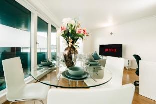 -15% LUX Riverside Flat in Canary Wharf w/ Balcony Vacation rental in London