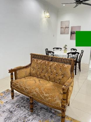 Silibin Ipoh Homestay 4B3B 11 Pax by Iconique Vacation rental in Ipoh