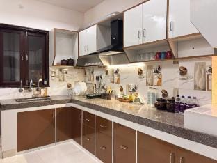 Comfy 2 BHK in City Centre | 10 mins/Station Vacation rental in India