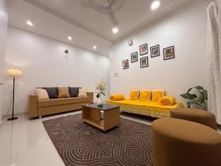 Comfy 2 BHK in City Centre | 10 mins/Station Vacation rental in India