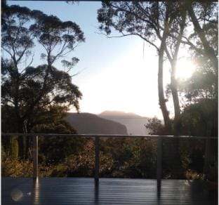 Govetts Leap lookout cottage with sauna Vacation rental in Blackheath