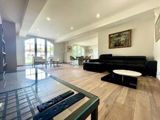 Large forest cottage by the lake, 15 min ocean Vacation rental in Mimizan