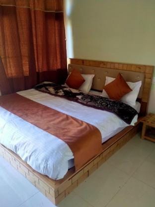 The Spiritual Cafe Jibhi - Mountain & River View Vacation rental in Himachal Pradesh