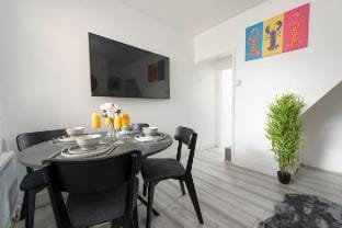 Relax&Unwind Stylish 4BR Home, WiFi, Free Parking! Vacation rental in Croydon