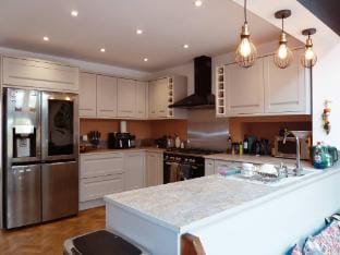 Spacious 4-bed house close to LHR and London Vacation rental in Twickenham