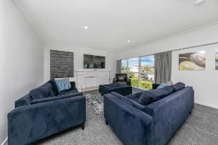 Sunny Coastal 4BR Escape. Walk to St Heliers Beach Vacation rental in Auckland