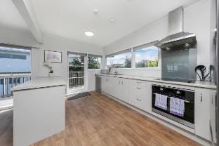 Sunny Coastal 4BR Escape. Walk to St Heliers Beach Vacation rental in Auckland