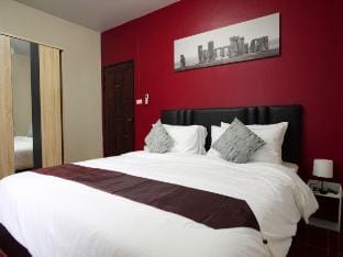 Cozy 2BR Garden Retreat • Near BTS Vacation rental in Bangkok