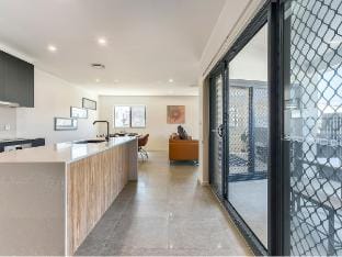 New Spacious Top Floor Good View 3BD,EV friendly Vacation rental in Brisbane