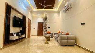 Spacious 3 BHK: Luxurious Home with Private Pool Vacation rental in Udaipur