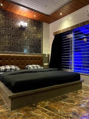 Elite II 1 room cottage with private pool II Vacation rental in Lonavla
