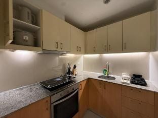 SuperHost Homey 2BR w Balcony BGC Wifi near mall Vacation rental in Makati