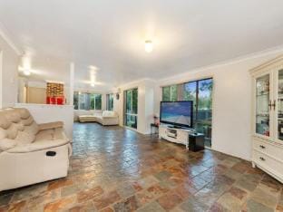 MetaWise Cozy Family Room4 in Shared Home Free Parking Vacation rental in Castle Hill