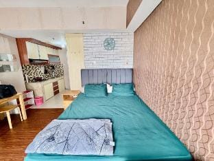 Cozy studio Apt Altiz Bintaro W/ Pool & Netflix Vacation rental in South Jakarta City