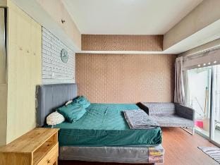 Cozy studio Apt Altiz Bintaro W/ Pool & Netflix Vacation rental in South Jakarta City
