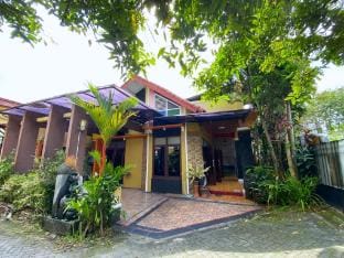 Homestay Syariah dekat UII Kolam Renang Pribadi By Simply Homy Vacation rental in Special Region of Yogyakarta