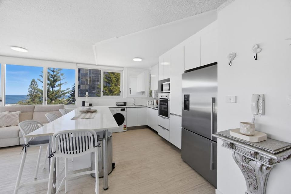 Oceanfront Serenity At Main Beach Hotel in Surfers Paradise