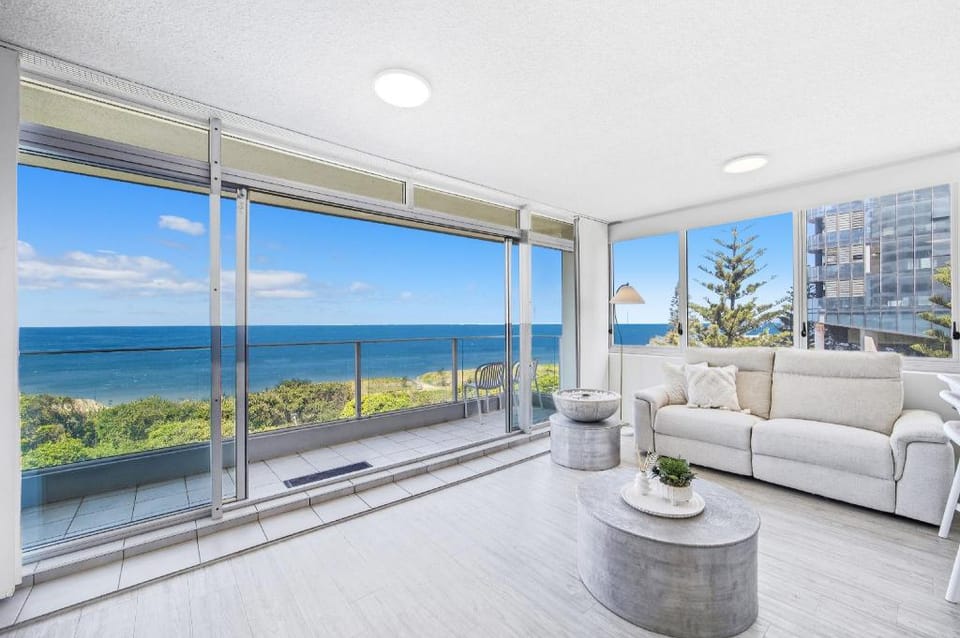 Oceanfront Serenity At Main Beach Hotel in Surfers Paradise