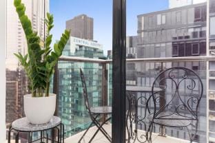 Luxe 2-Bed Apartment with River Views Near Casino Apartment in Southbank