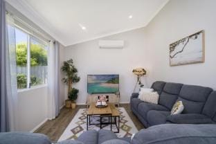 Bright and Spacious 2-Bed Thornlie Family Home Apartment in Perth