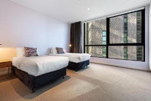 2-Bed Inner-City Pad with Gym & Sauna Apartment in Southbank