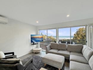 Oceanfront 4-Bed Haven with BBQ & Alfresco Dining Apartment in Malua Bay