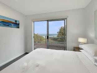 Oceanfront 4-Bed Haven with BBQ & Alfresco Dining Apartment in Malua Bay