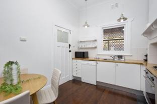 Elegant Art Deco Semi Detached 2-Bed Home by Parks Apartment in Perth