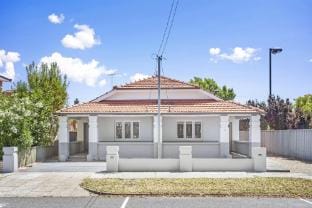 Chic Semi-Detached 2-Bed Home with Outdoor Dining Apartment in Perth
