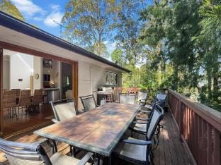 Riverside 3-Bed Townhouse with Spacious Deck & BBQ Apartment in Annetts Parade