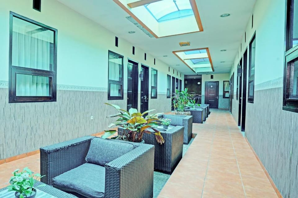 Dancenter D'dhave Hotel Hotel in Padang