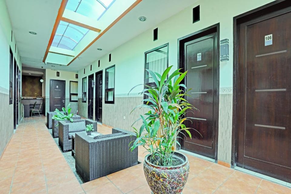 Dancenter D'dhave Hotel Hotel in Padang