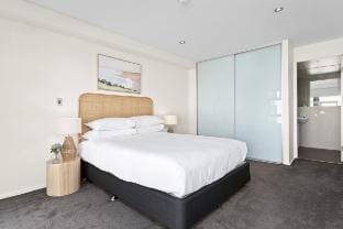 Beautiful Bondi 1-Bed Apartment Meters from Beach Apartment in Parking lot
