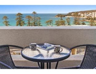 Beachside Paradise - Ocean Views, Central Position Apartment in Manly