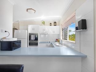 Beachside 2-Bed Apartment with Secure Parking Apartment in Hervey Bay