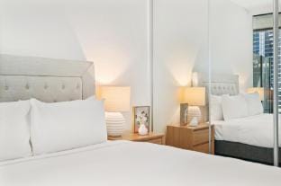 Spacious Modern Apartment with Pool & Gym Access Apartment in Southbank