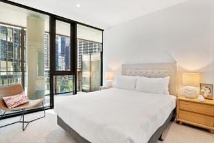 Spacious Modern Apartment with Pool & Gym Access Apartment in Southbank