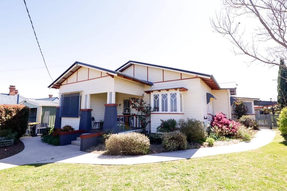 Heritage Home with BBQ & Outdoor Fire Pit Apartment in Tenterfield
