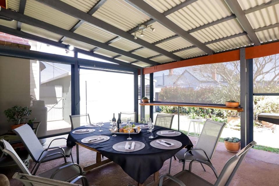 Heritage Home with BBQ & Outdoor Fire Pit Apartment in Tenterfield