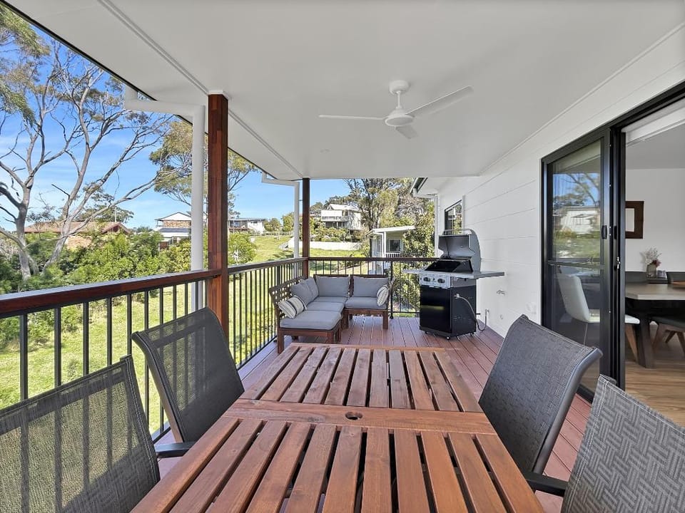 Chic 4-bed Beach House with Sea Views Apartment in Malua Bay