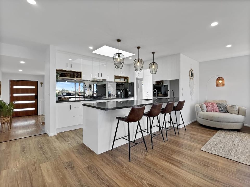 Chic 4-bed Beach House with Sea Views Apartment in Malua Bay