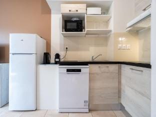 Cozy Retreat Near Serignan Villa in Occitanie