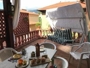 VILLA GABY :  en ville : piscine, jardin, barbecue Villa in Menton
