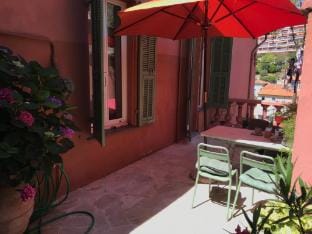 VILLA GABY :  en ville : piscine, jardin, barbecue Villa in Menton